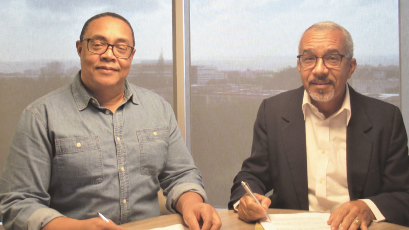 En la foto: Víctor Bautista, socio director de Mediáticos y Sésar Rodríguez, director ejecutivo del Consorcio Ambiental Dominicano.